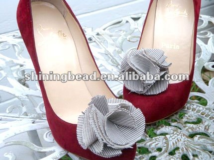 shoe-clips-gray-flower-heels.jpg