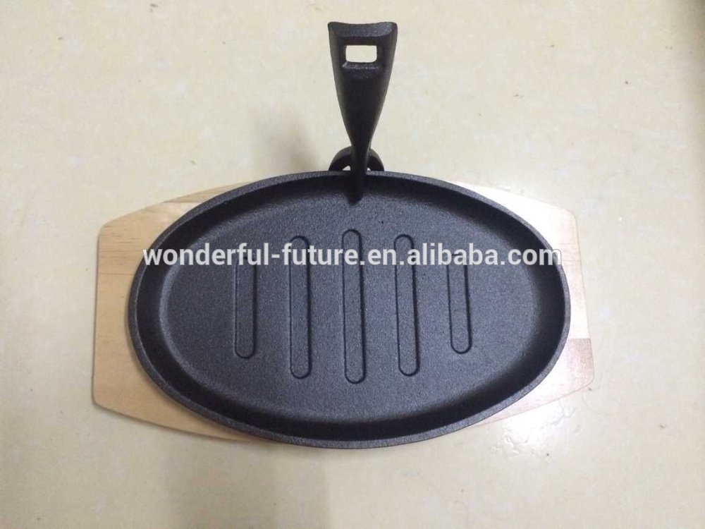 Sizzler plate with wooden base.jpg