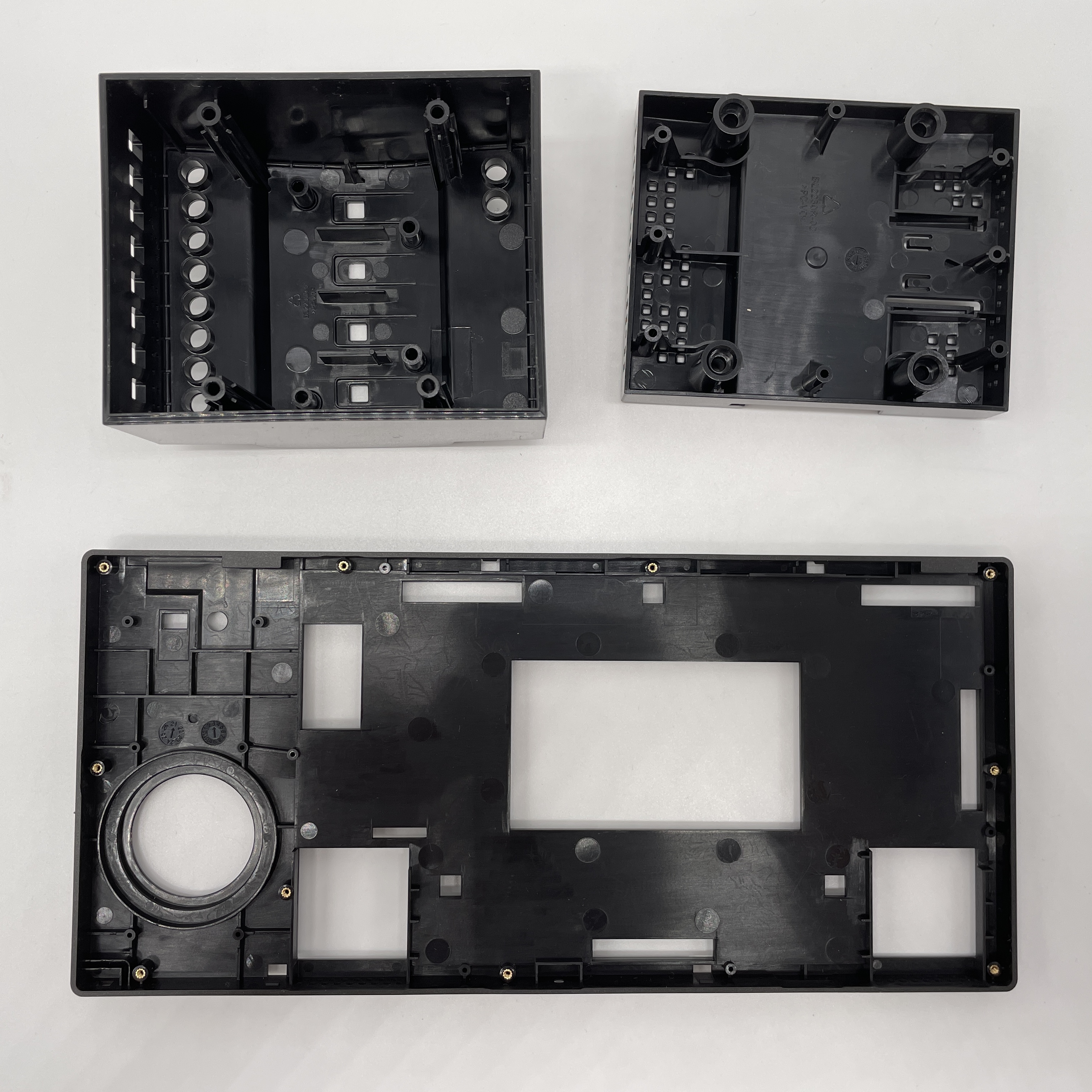 Injection molding with 3D-printed molds enables rapid prototyping of small-batch plastic parts (e.g., consumer goods prototypes). Limited by mold durability (thermal/pressure sensitivity) but ideal for cost-effective design validation and low-complexity geometries.