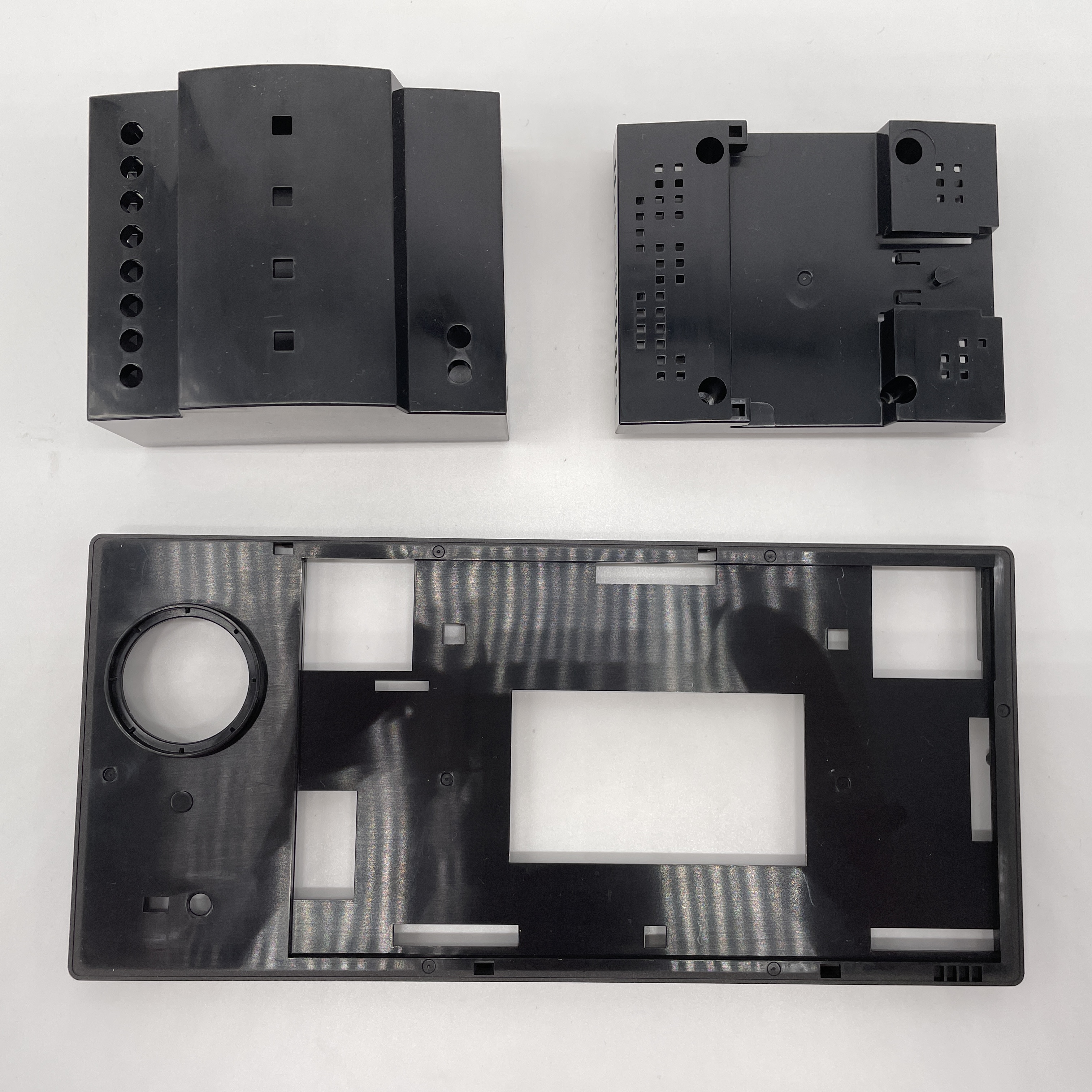 Injection-molded plastic parts are formed from thermoplastics via high-pressure molds, creating lightweight, durable components with mass production efficiency, complex geometries, and compliance with safety/eco standards.