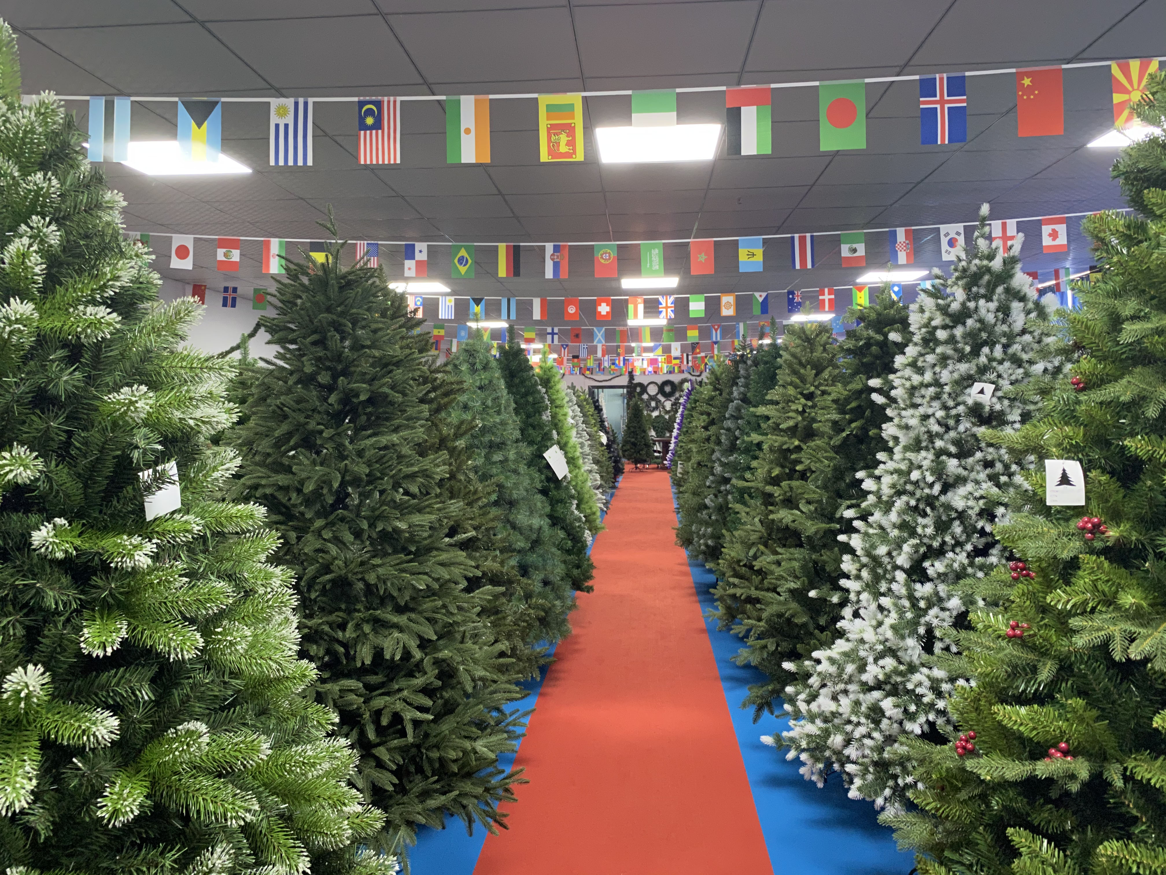 Vorbeleuchteter, beflockter Weihnachtsbaum mit warmen LED-Lichtern, verschneite künstliche Kiefer für die Weihnachtsdekoration im Innenbereich, festlicher Weihnachtsbaum mit realistischen mattierten Zweigen