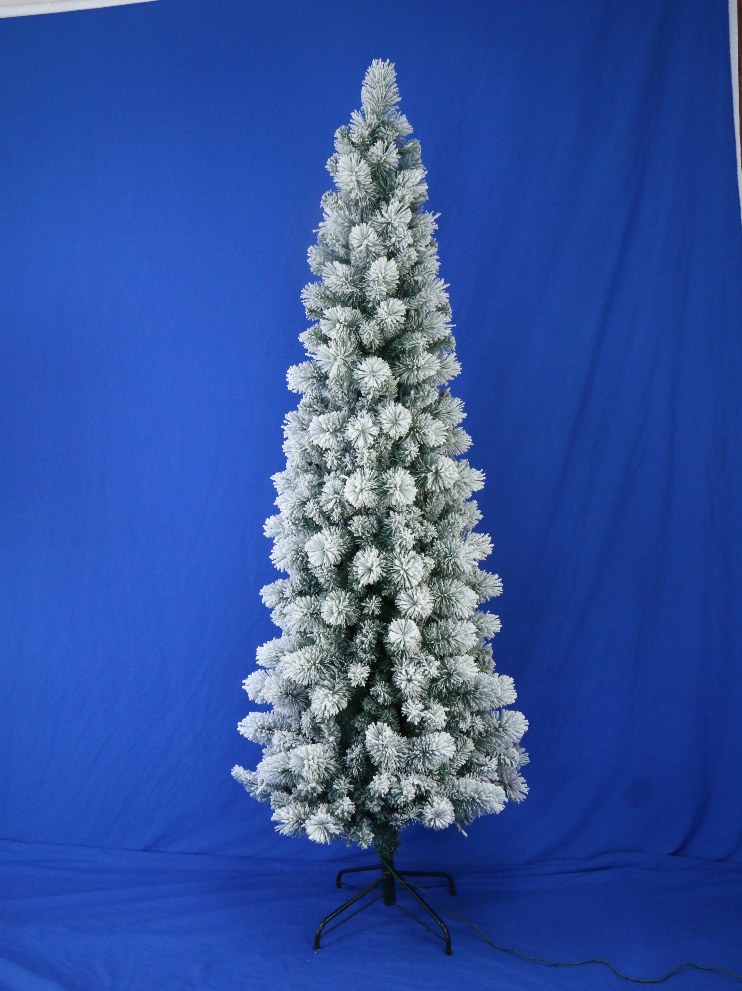 Kaufen Sie den 180 cm großen, schneebedeckten Bleistift-Weihnachtsbaum von Trendy Tree. Schlanke, platzsparende künstliche Kiefer mit Metallständer, realistischem Schneefinish und langlebiger Konstruktion. Perfekt für Heim-, Büro- und Feiertagsparty-Dekorationen.