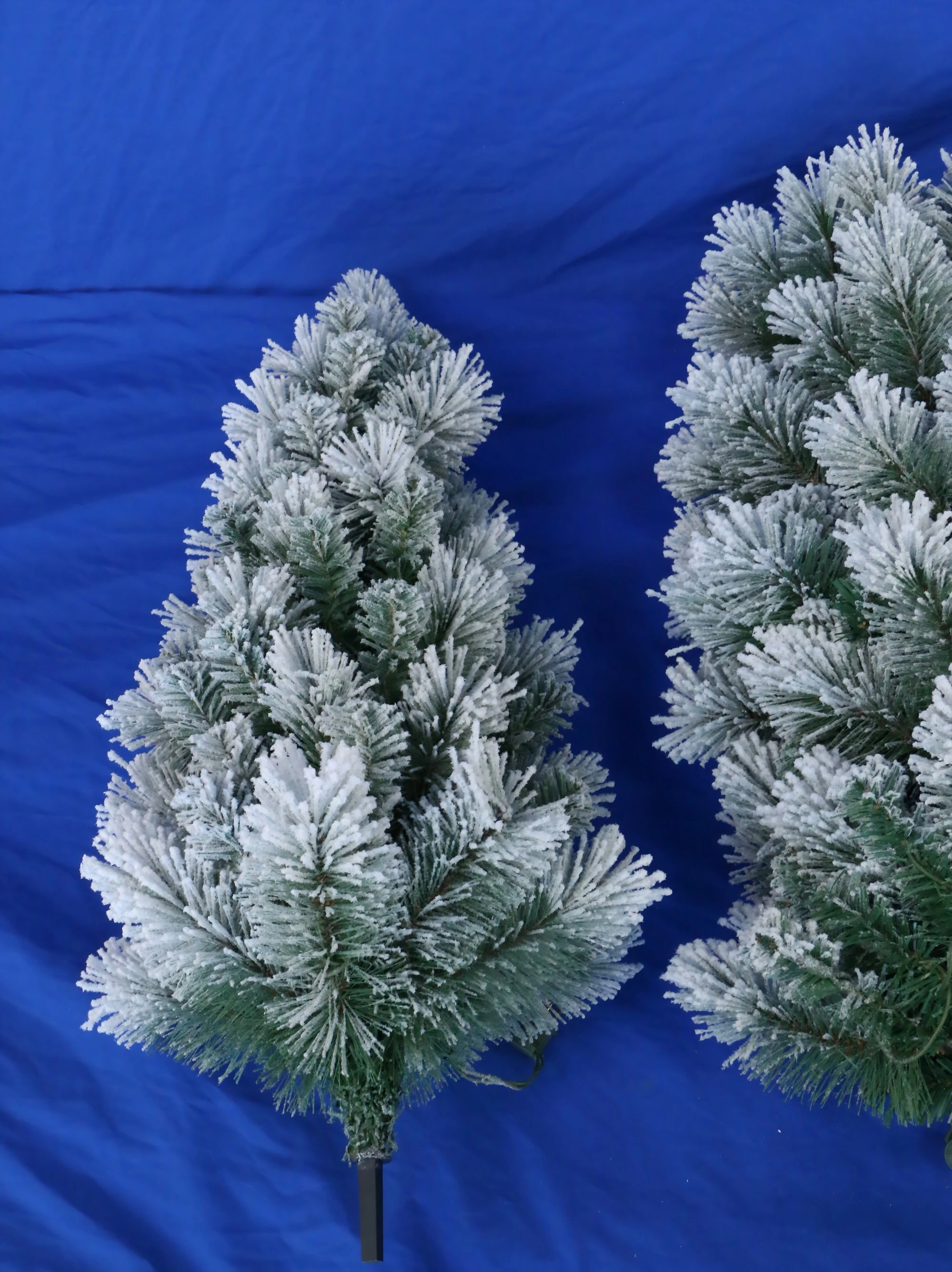 Kaufen Sie den 180 cm großen, schneebedeckten Bleistift-Weihnachtsbaum von Trendy Tree. Schlanke, platzsparende künstliche Kiefer mit Metallständer, realistischem Schneefinish und langlebiger Konstruktion. Perfekt für Heim-, Büro- und Feiertagsparty-Dekorationen.