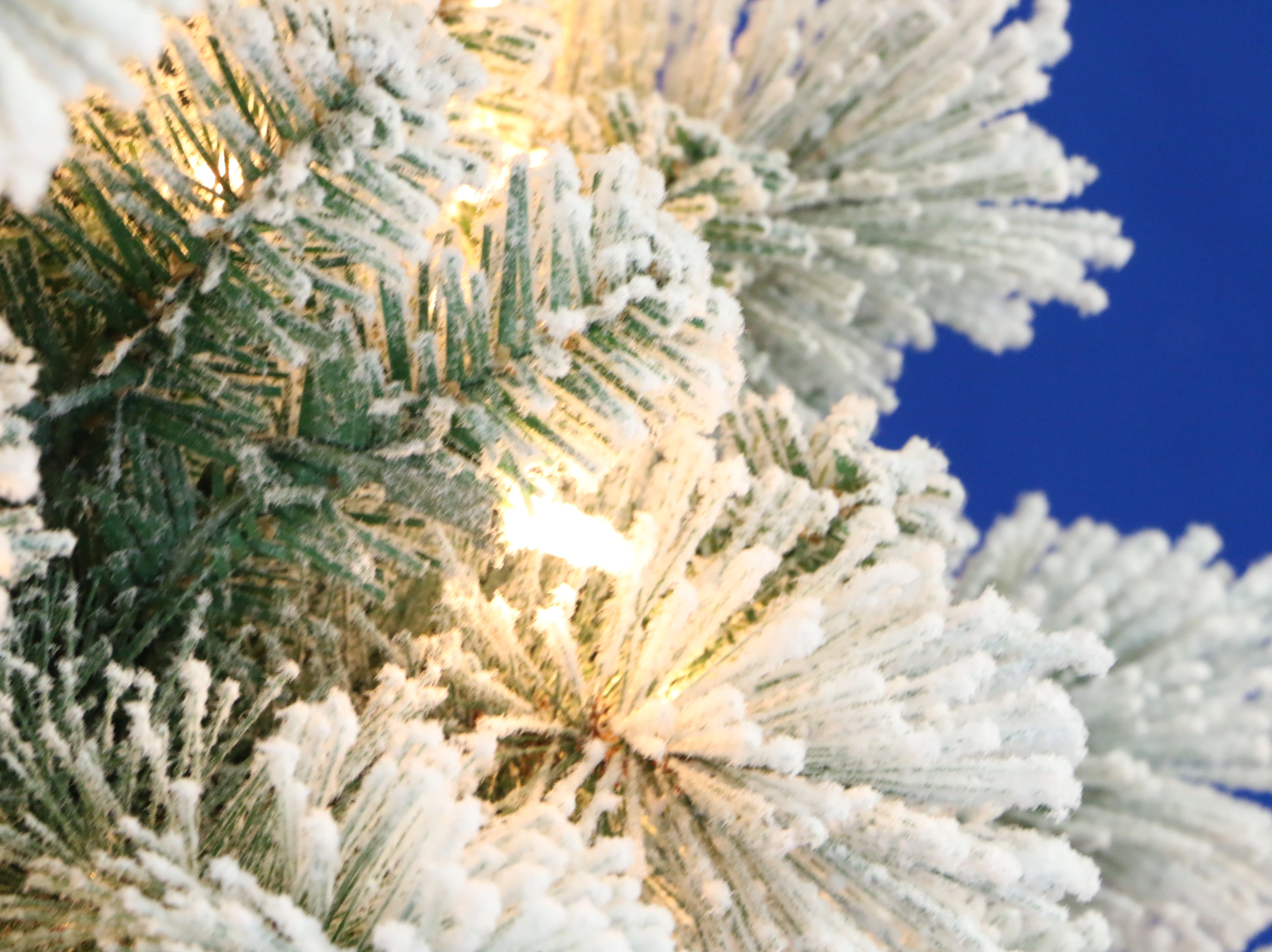 Kaufen Sie den 180 cm großen, schneebedeckten Bleistift-Weihnachtsbaum von Trendy Tree. Schlanke, platzsparende künstliche Kiefer mit Metallständer, realistischem Schneefinish und langlebiger Konstruktion. Perfekt für Heim-, Büro- und Feiertagsparty-Dekorationen.