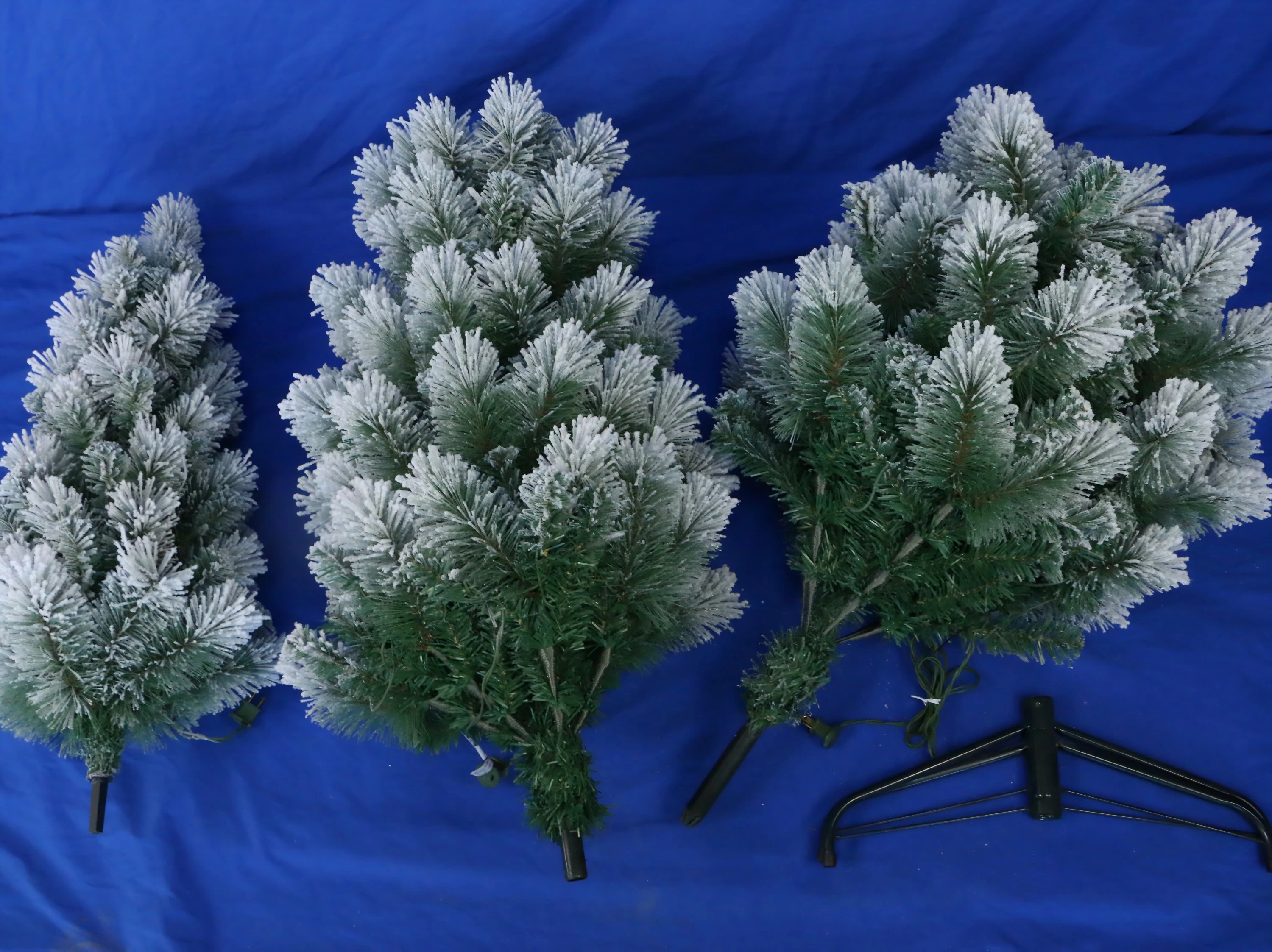 Kaufen Sie den 180 cm großen, schneebedeckten Bleistift-Weihnachtsbaum von Trendy Tree. Schlanke, platzsparende künstliche Kiefer mit Metallständer, realistischem Schneefinish und langlebiger Konstruktion. Perfekt für Heim-, Büro- und Feiertagsparty-Dekorationen.