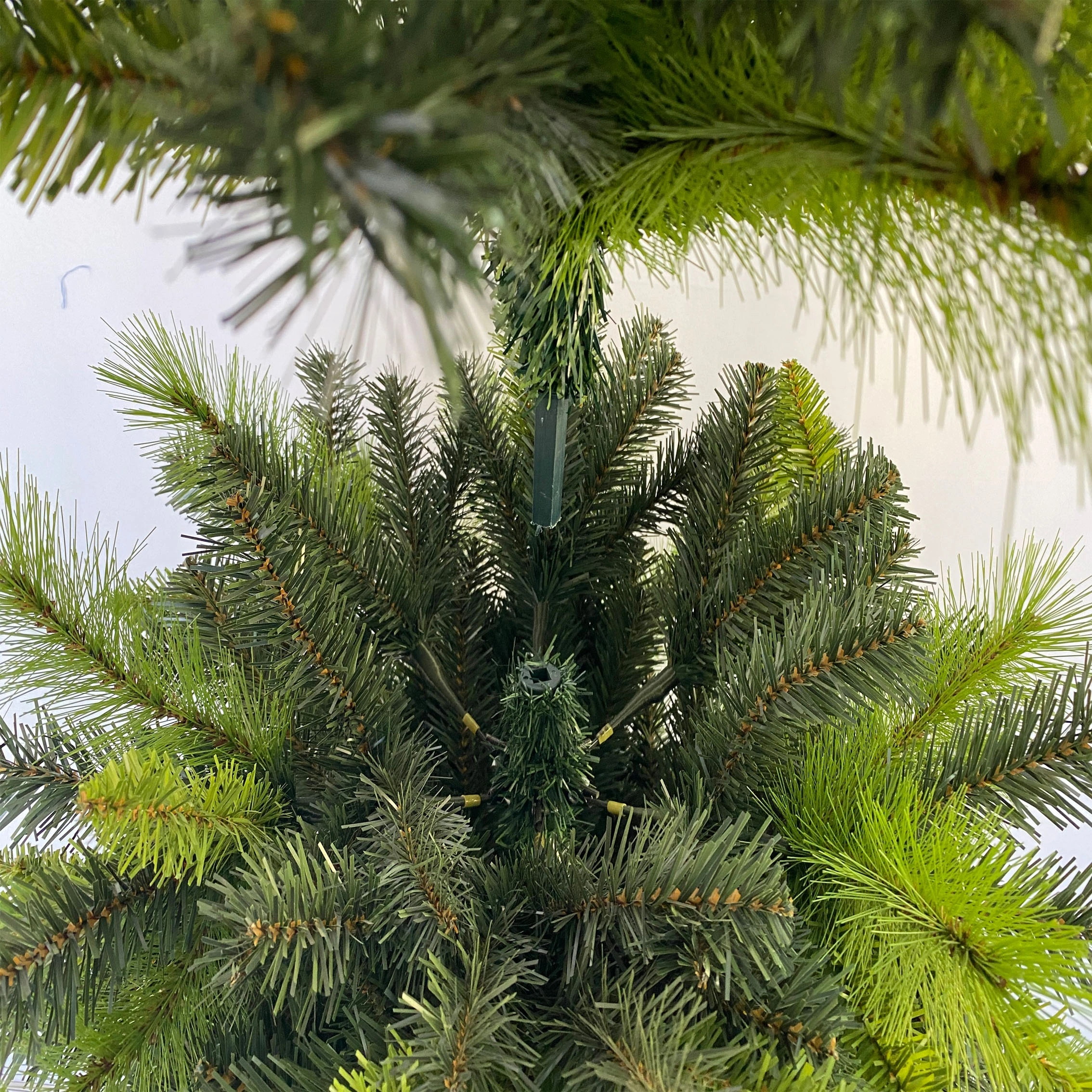 Realistischer künstlicher Weihnachtsbaum, üppige gemischte grüne Kiefernnadeln, volle dichte Form, stabiler Metallständer. Einfach zu montierende wiederverwendbare Weihnachtsdekoration für Zuhause/Büro. Festlicher Weihnachtsbaum für die Weihnachtszeit. Langlebiger, dekorfreundlicher Weihnachtsbaum.