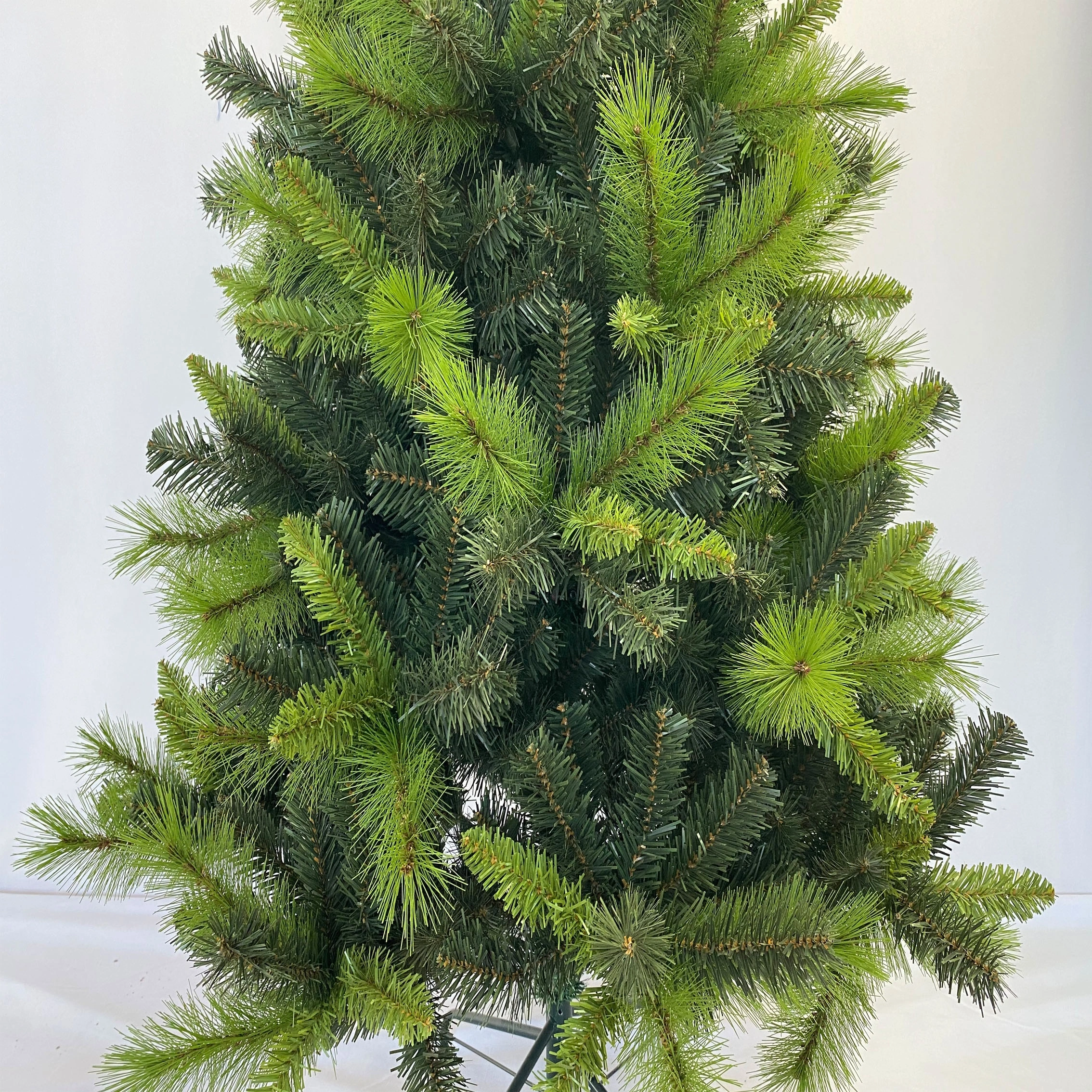 Realistischer künstlicher Weihnachtsbaum, üppige gemischte grüne Kiefernnadeln, volle dichte Form, stabiler Metallständer. Einfach zu montierende wiederverwendbare Weihnachtsdekoration für Zuhause/Büro. Festlicher Weihnachtsbaum für die Weihnachtszeit. Langlebiger, dekorfreundlicher Weihnachtsbaum.