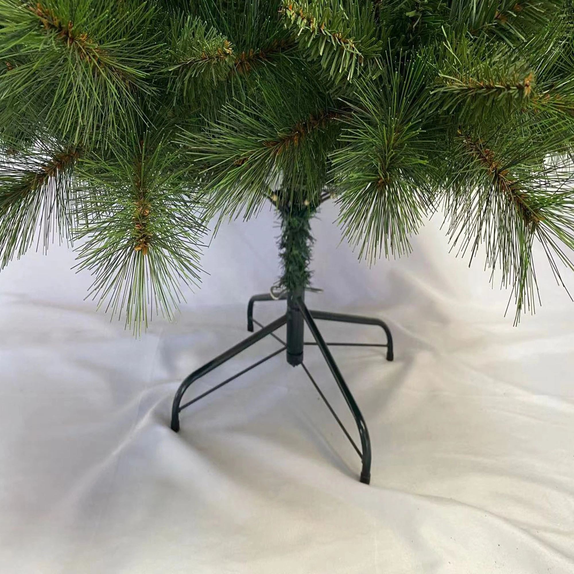 Realistischer künstlicher Weihnachtsbaum, üppige gemischte grüne Kiefernnadeln, volle dichte Form, stabiler Metallständer. Einfach zu montierende wiederverwendbare Weihnachtsdekoration für Zuhause/Büro. Festlicher Weihnachtsbaum für die Weihnachtszeit. Langlebiger, dekorfreundlicher Weihnachtsbaum.