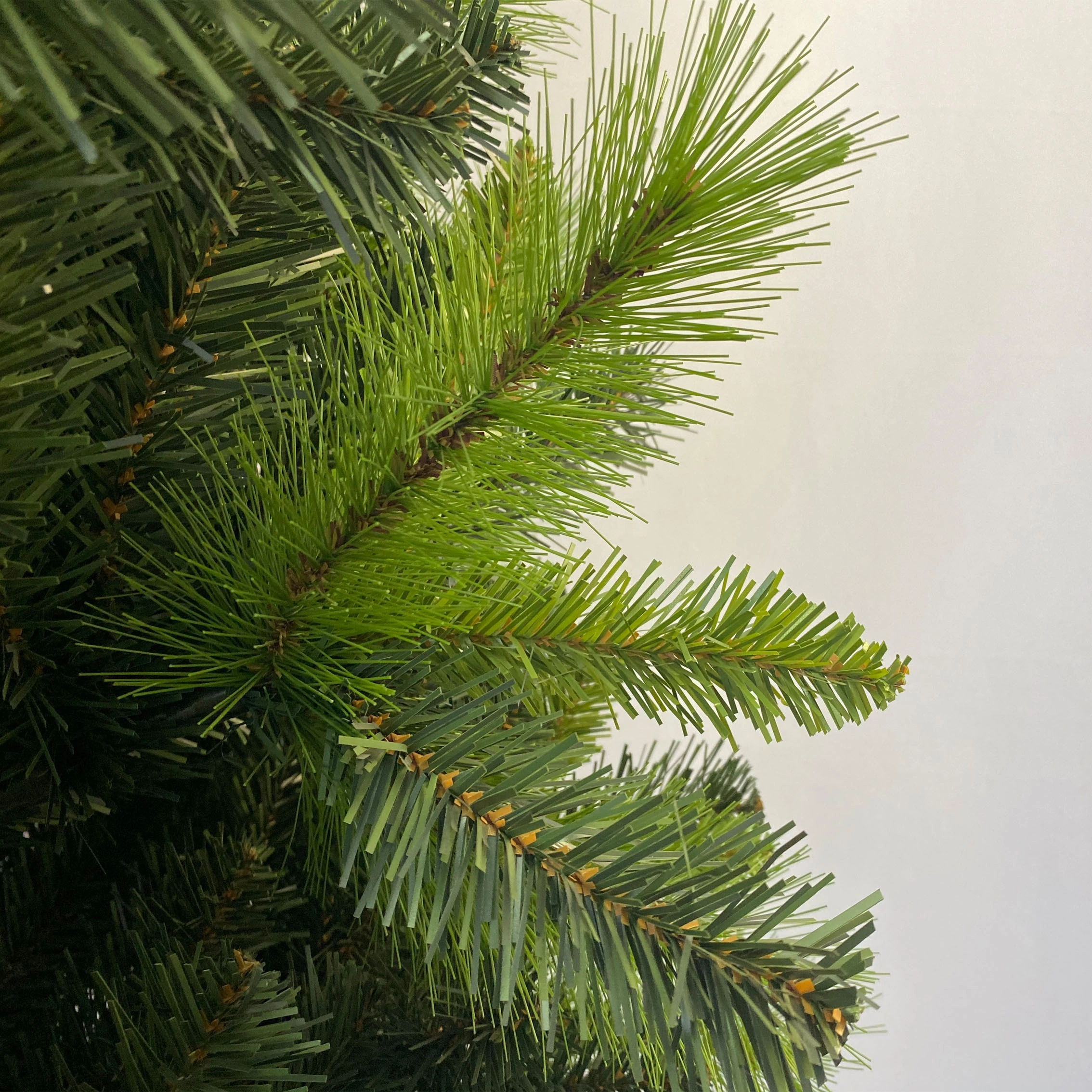 Realistischer künstlicher Weihnachtsbaum, üppige gemischte grüne Kiefernnadeln, volle dichte Form, stabiler Metallständer. Einfach zu montierende wiederverwendbare Weihnachtsdekoration für Zuhause/Büro. Festlicher Weihnachtsbaum für die Weihnachtszeit. Langlebiger, dekorfreundlicher Weihnachtsbaum.