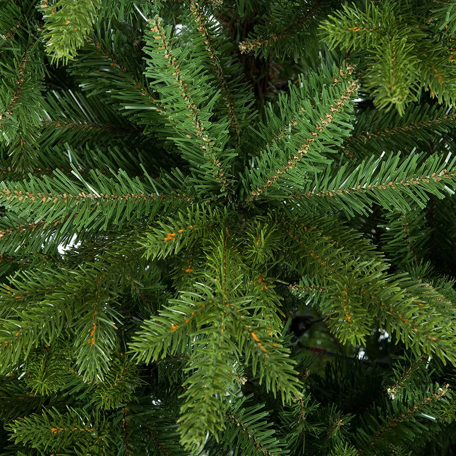 In Guangdong hergestellter künstlicher Weihnachtsbaum aus Fichte: PE/PVC + Metallmaterial, klappbare Struktur, Standfuß. Kundenspezifische Form, OEM/ODM willkommen. Ideal für Weihnachtsfeiern, Schlafzimmerdekoration zu Hause. 2026 festliche Dekoration, Mindestbestellmenge 300 Stück, Lieferung 30–45 Tage.