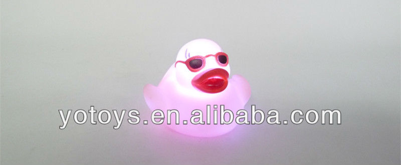 Flashing duck bath toys Size;5.4x5.6x4.5cm.jpg