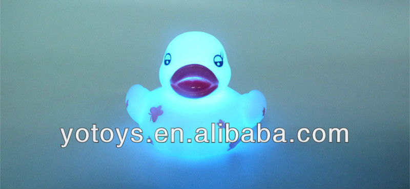 Bath toy flashing duck Size;5.8x6.1x4.7cm.jpg